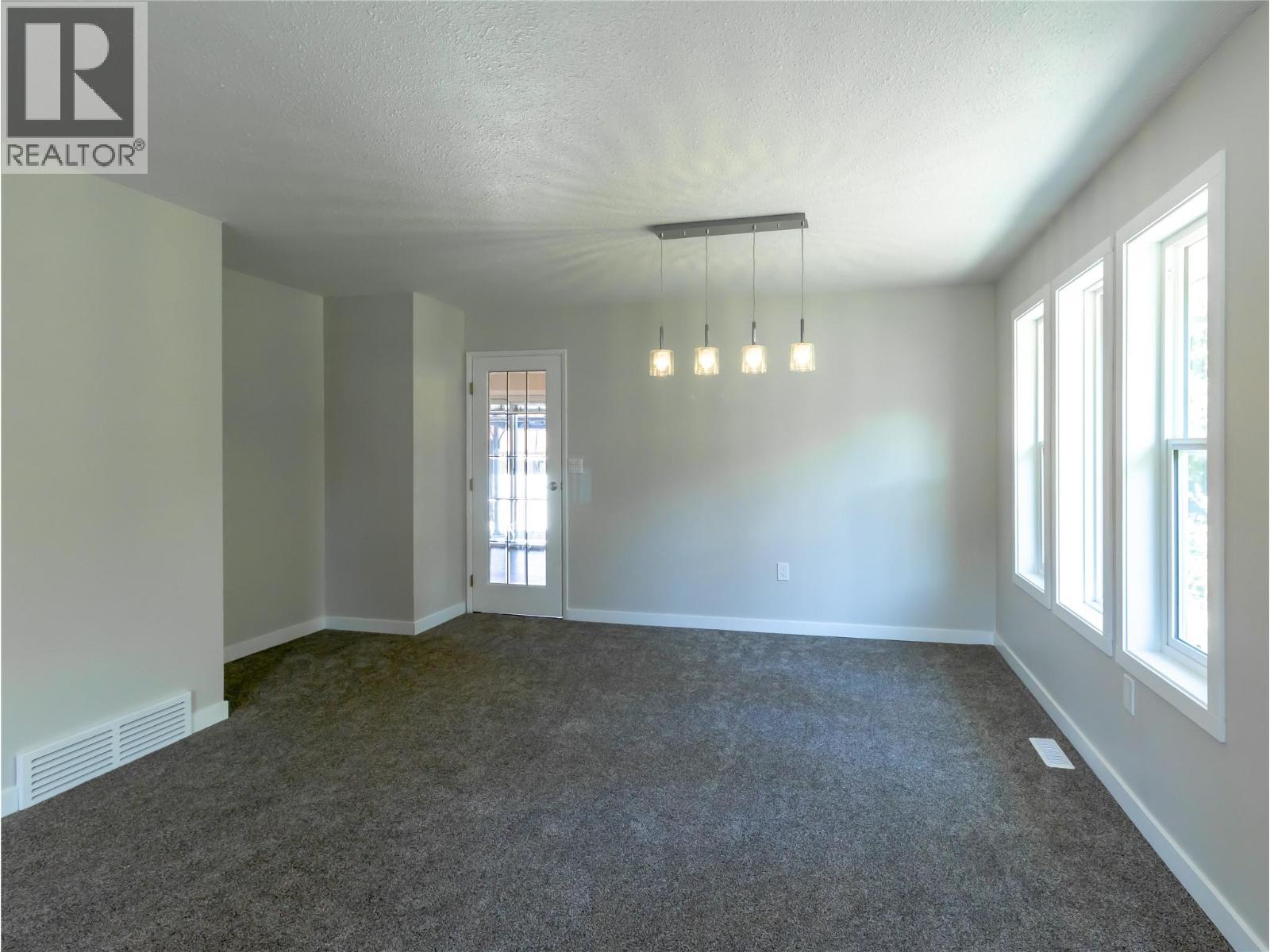 211 15 Street NE - 7