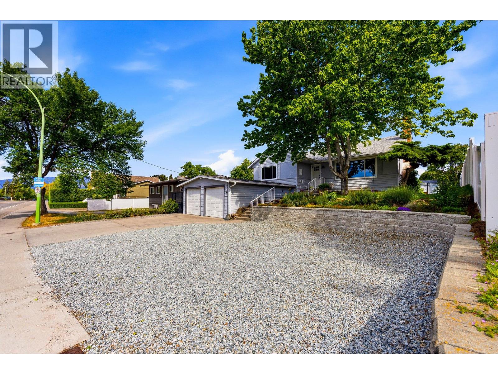 1614 Bernard Avenue, Kelowna — photo 3