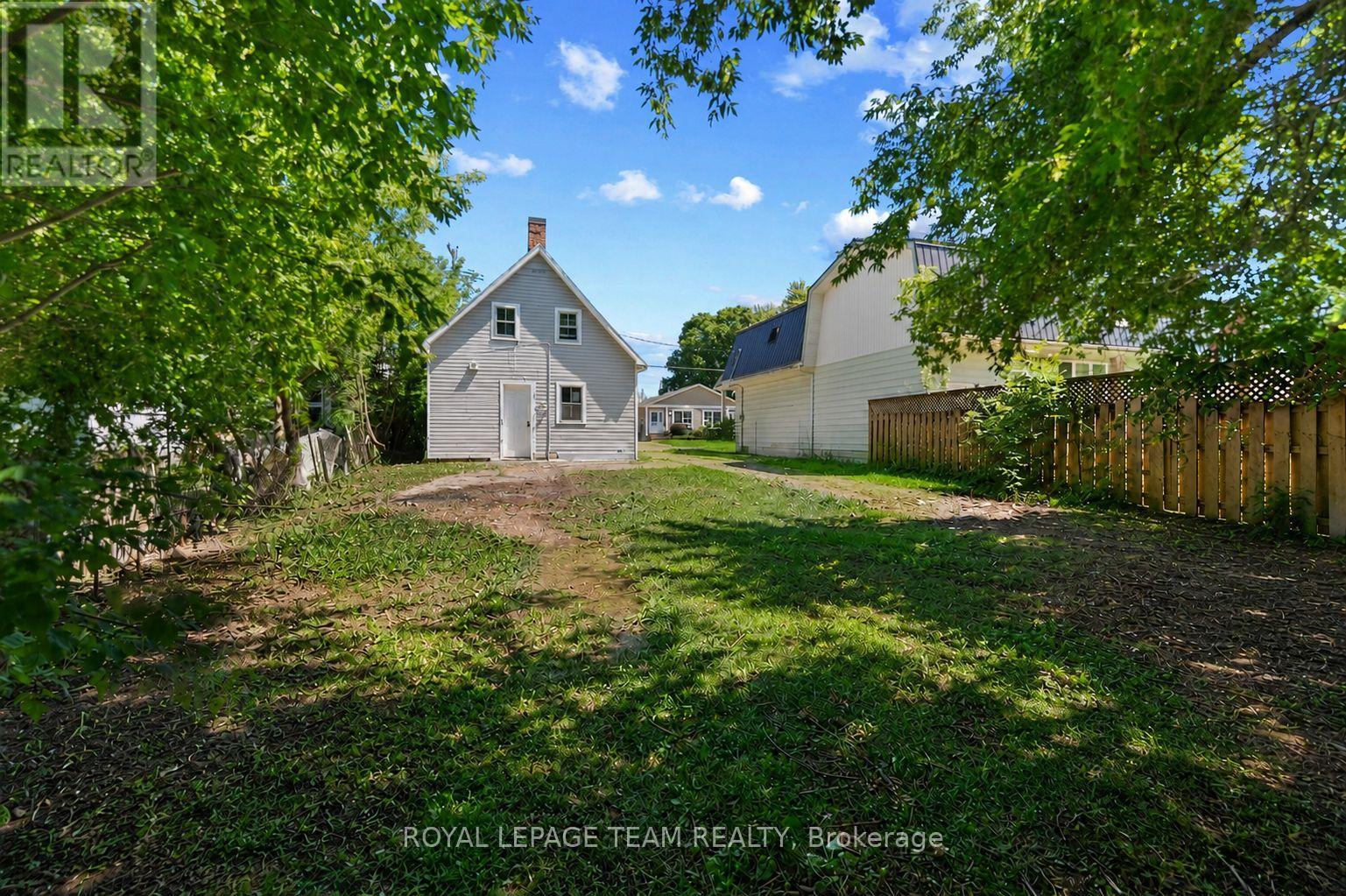 42 BONNECHERE STREET S - 22