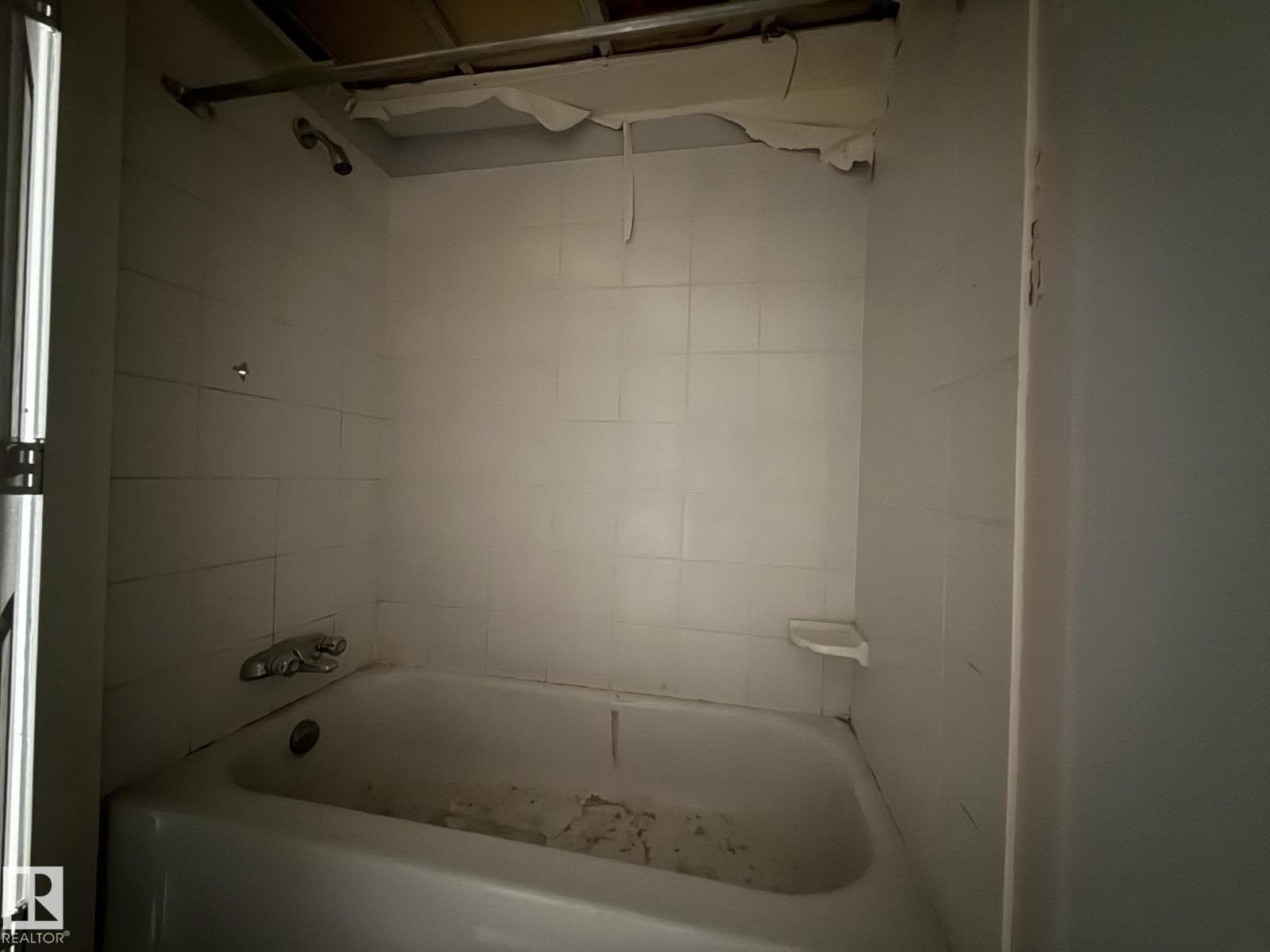8732 101 AV NW - 14
