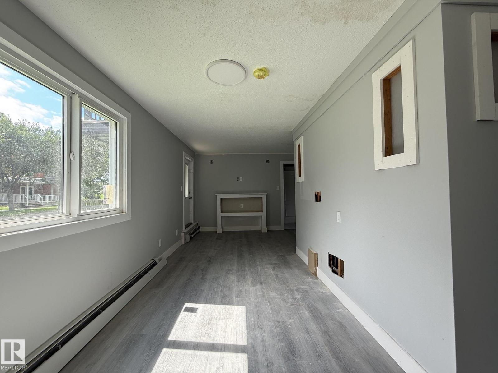 8732 101 AV NW - 20