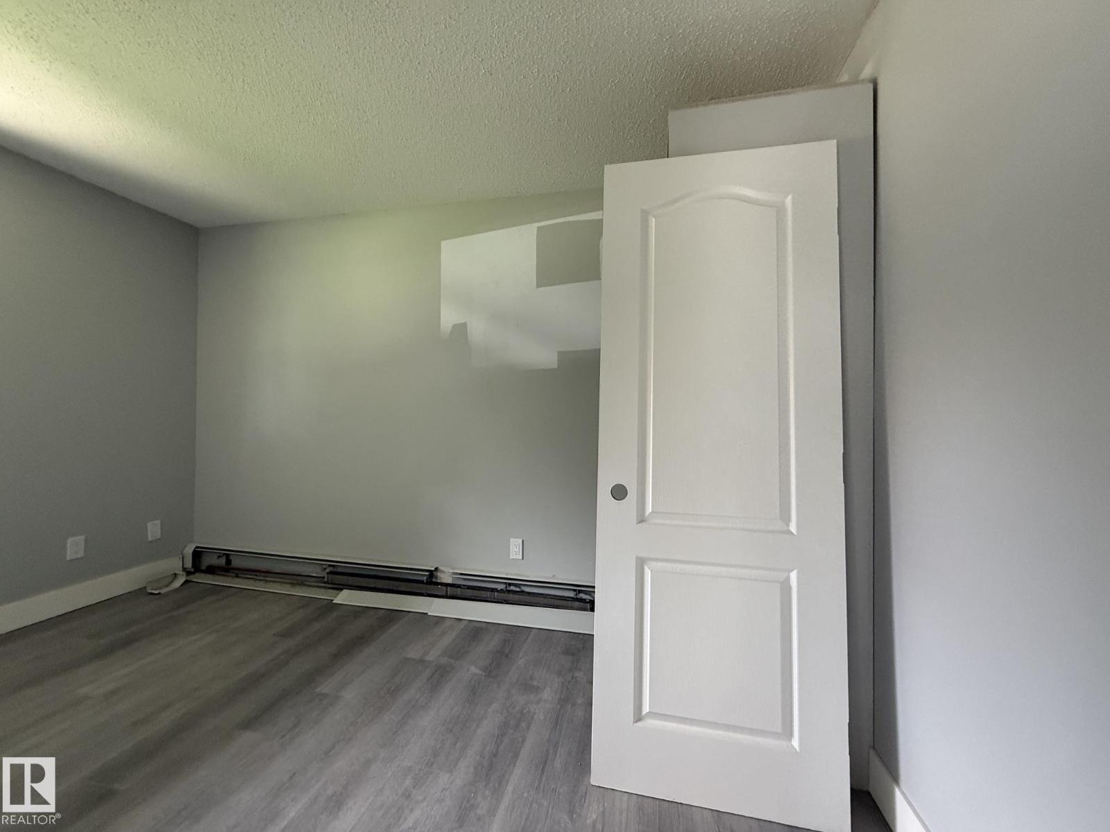 8732 101 AV NW - 24