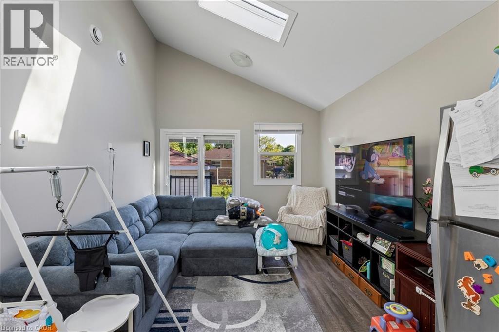 158 LAURENTIAN Drive N - Image 5