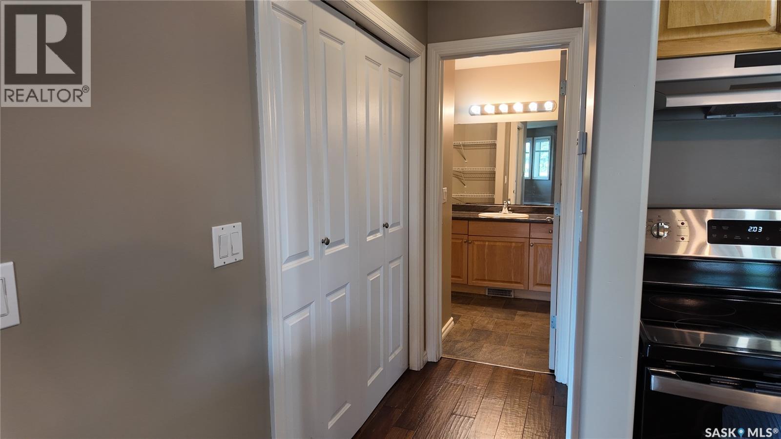 #3241 Woodhams DRIVE E - 10