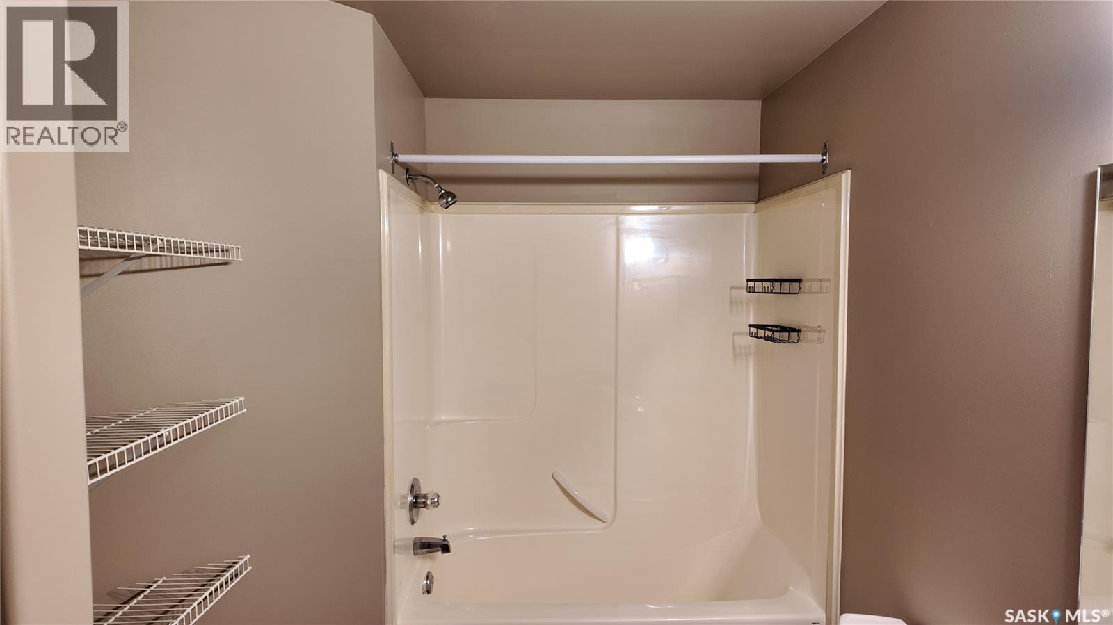 #3241 Woodhams DRIVE E - 12