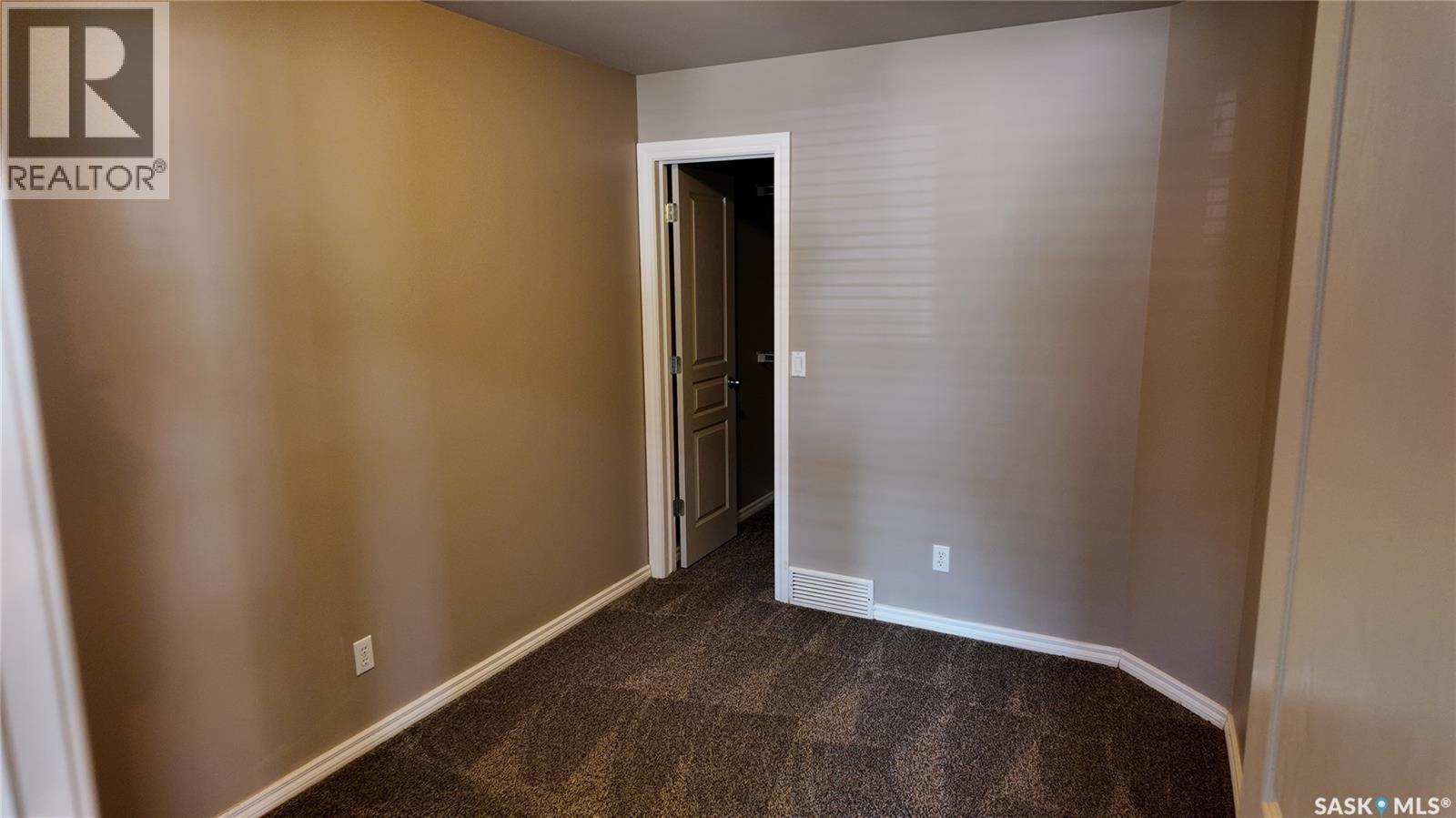 #3241 Woodhams DRIVE E - 7