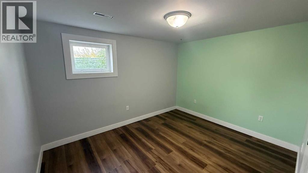 275 7 Street SE - Image 9