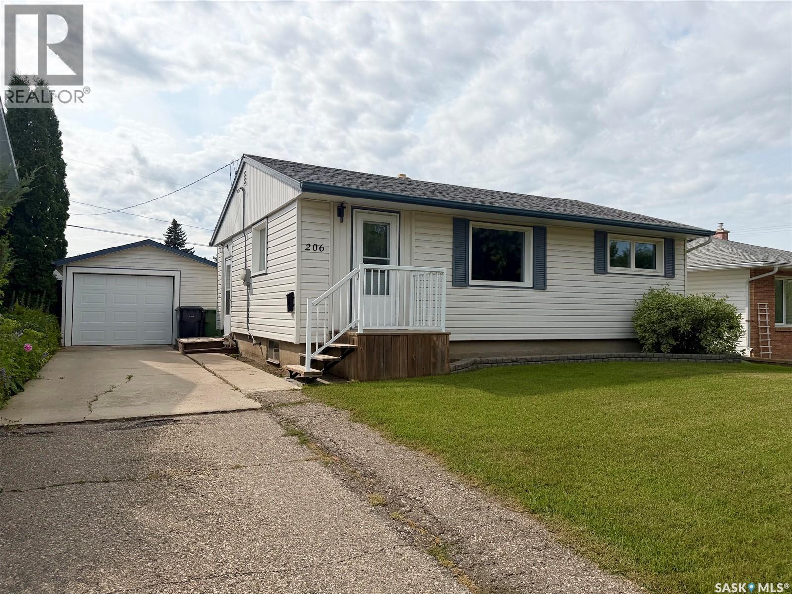 206 Third AVENUE S, Yorkton — photo 2