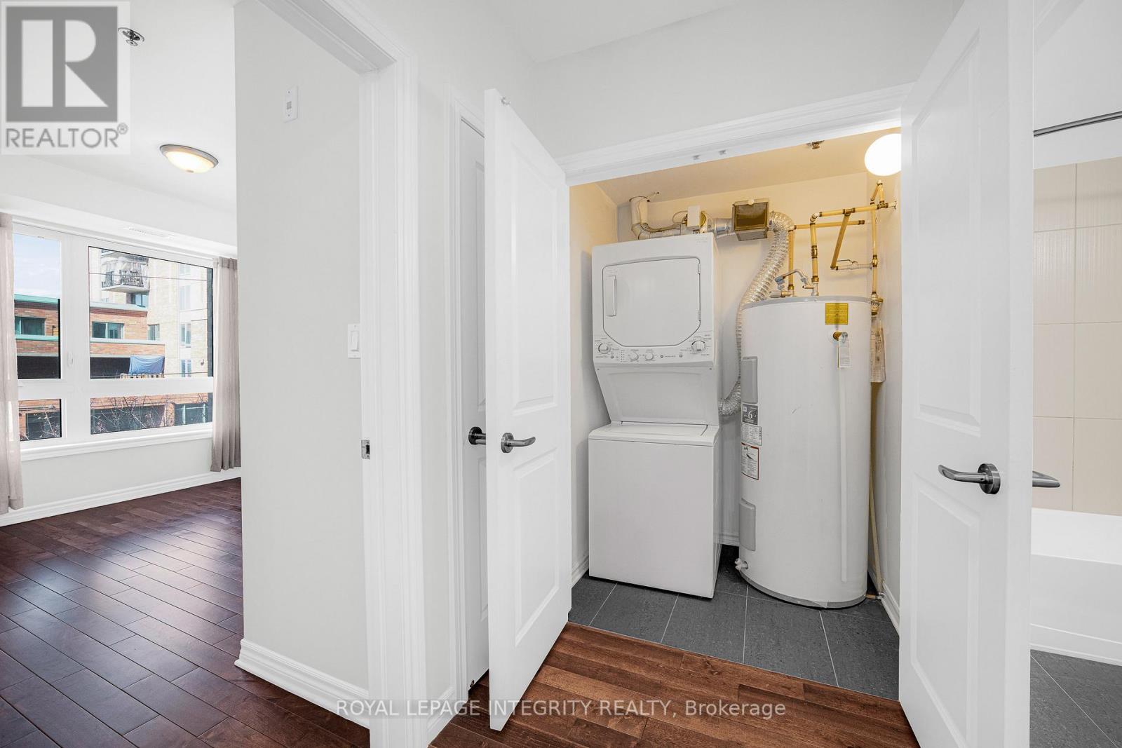 #320 429 KENT STREET - 23
