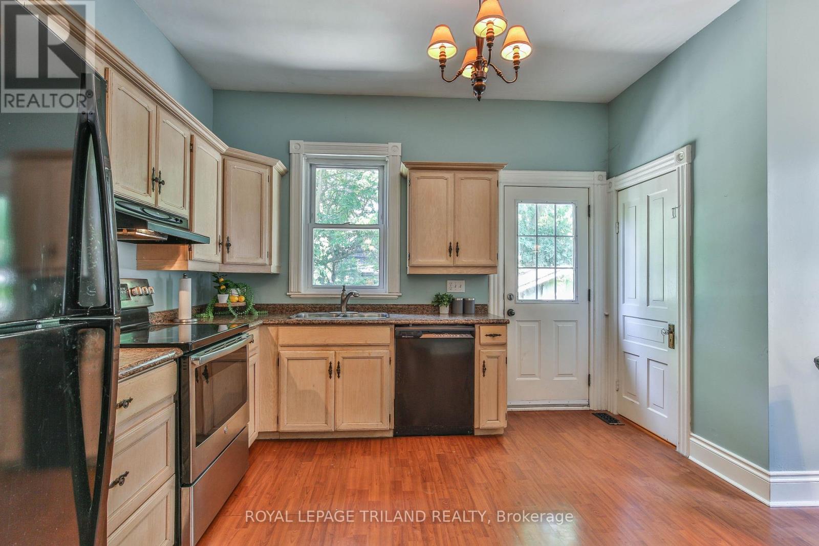 38 BYRON AVENUE E - 13