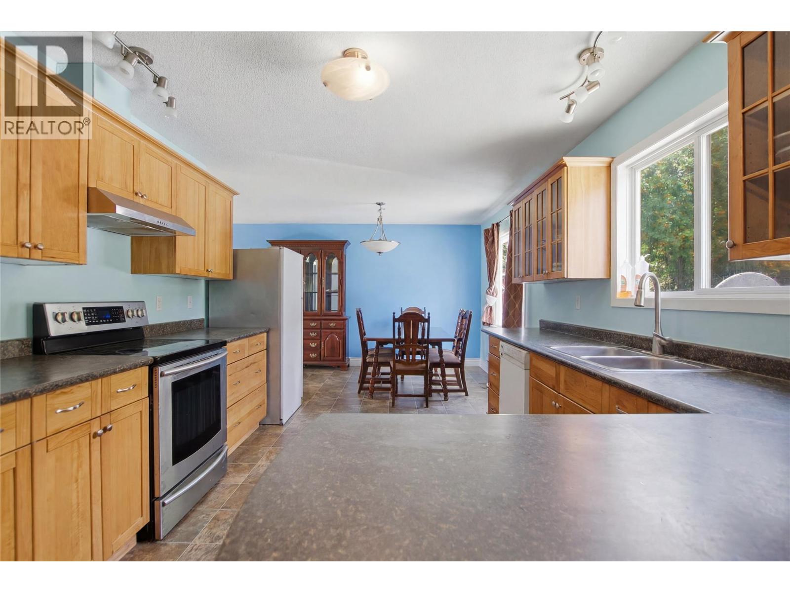 355 Pemberton Terrace, Kamloops — photo 3