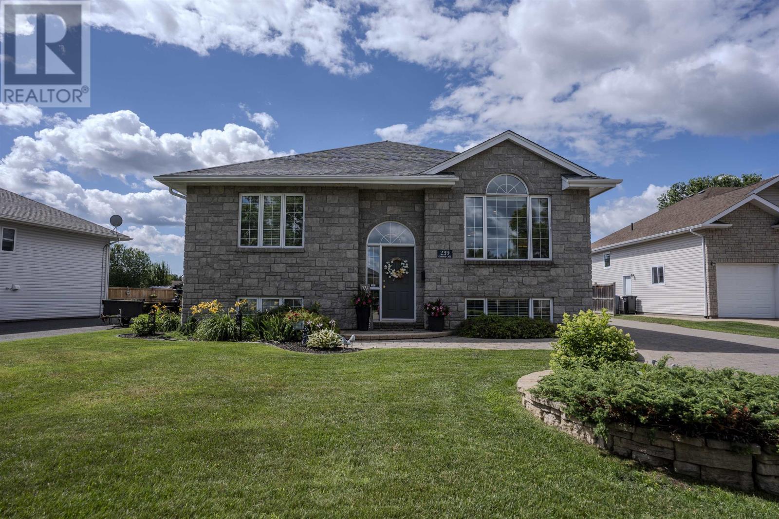 239 CARIBOU CRES - 2