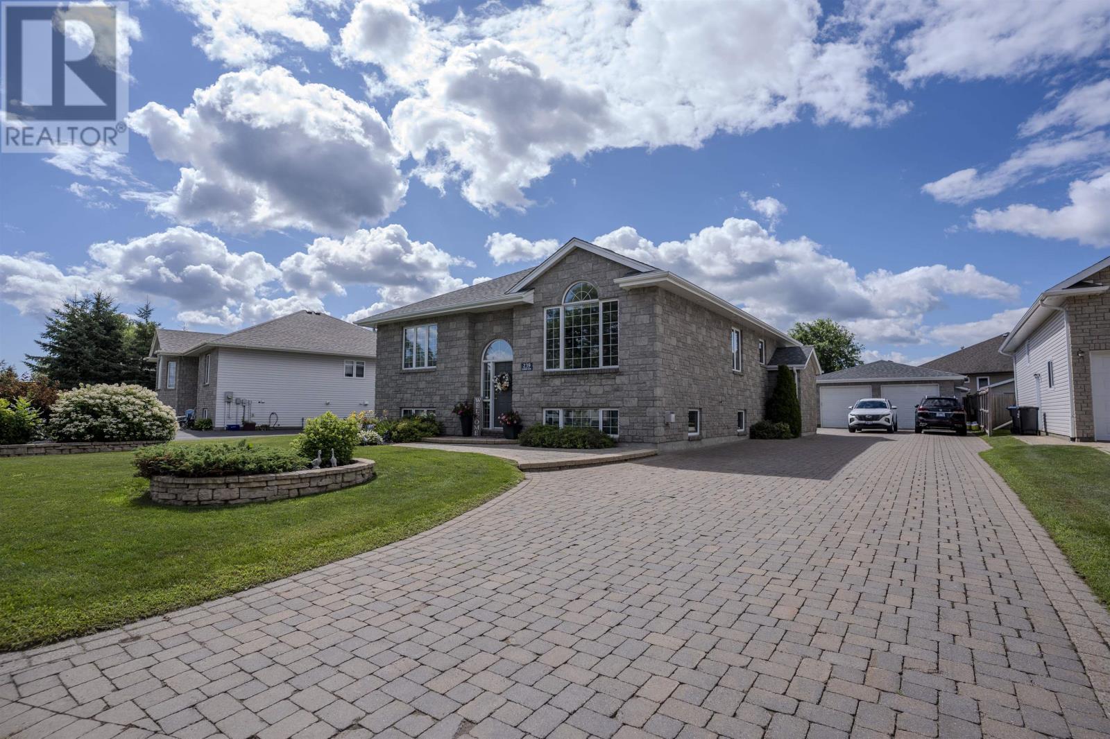 239 CARIBOU CRES - 1