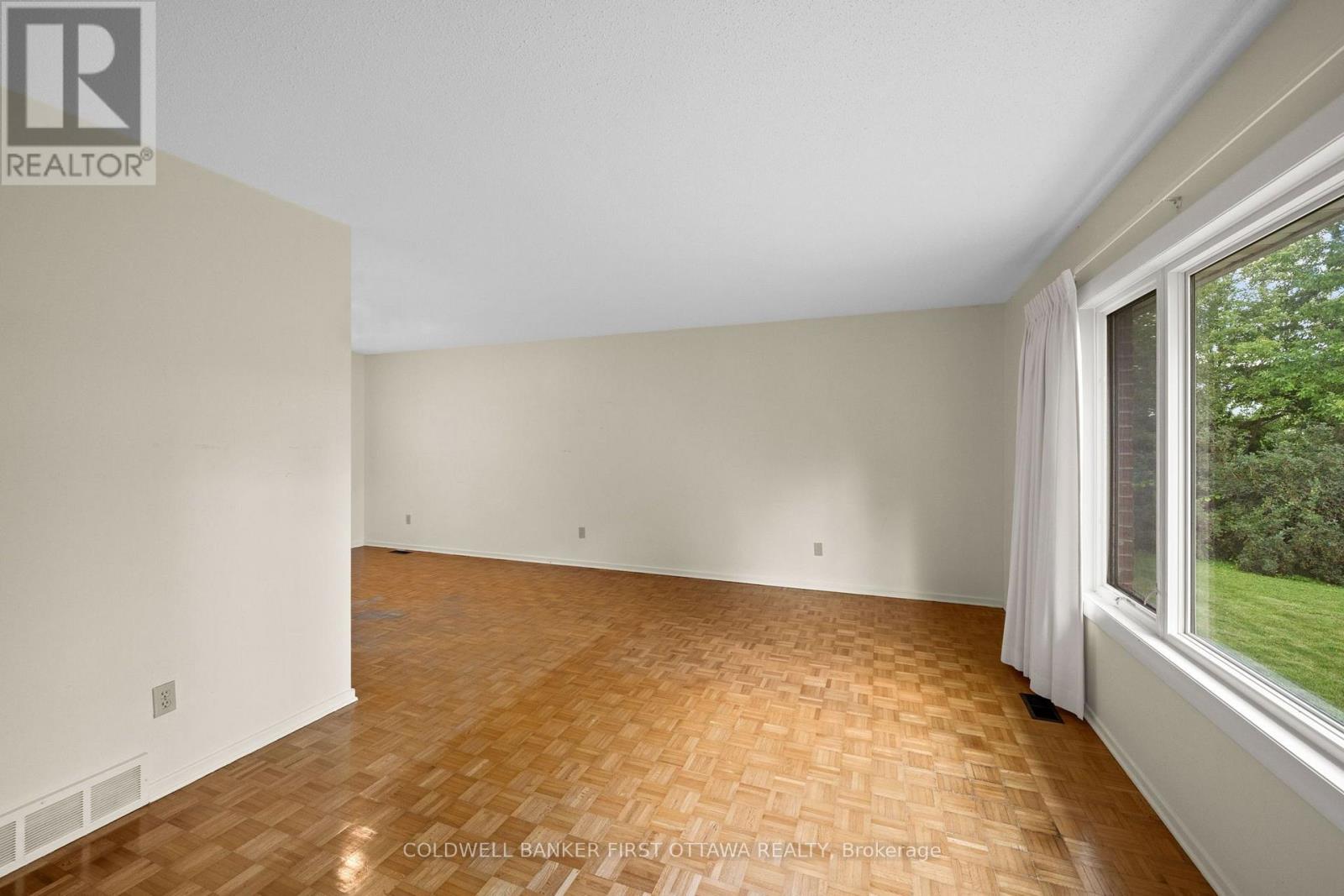 3 Bed, 2 Bath House for Sale in Ottawa – 5310 MCLEAN CRESCENT, Ottawa – MLS# X13648700 - Image 7