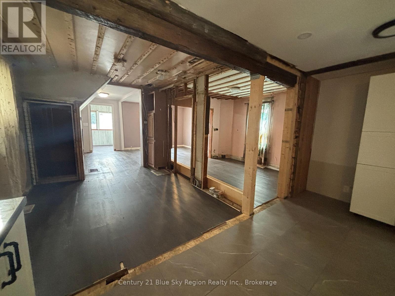 174 VICTORIA STREET W - Image 10