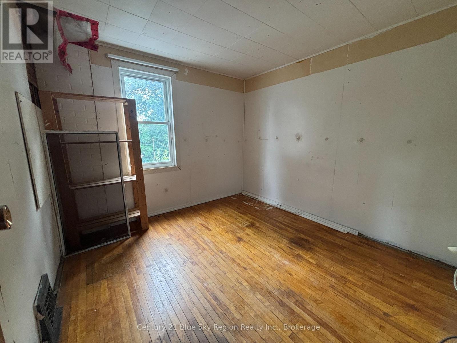 174 VICTORIA STREET W - Image 22