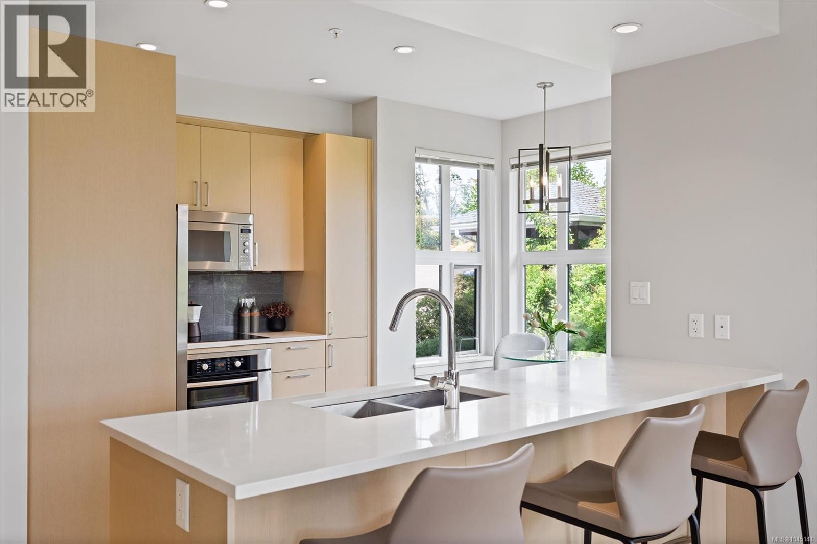 #101 3916 Carey Rd - 14