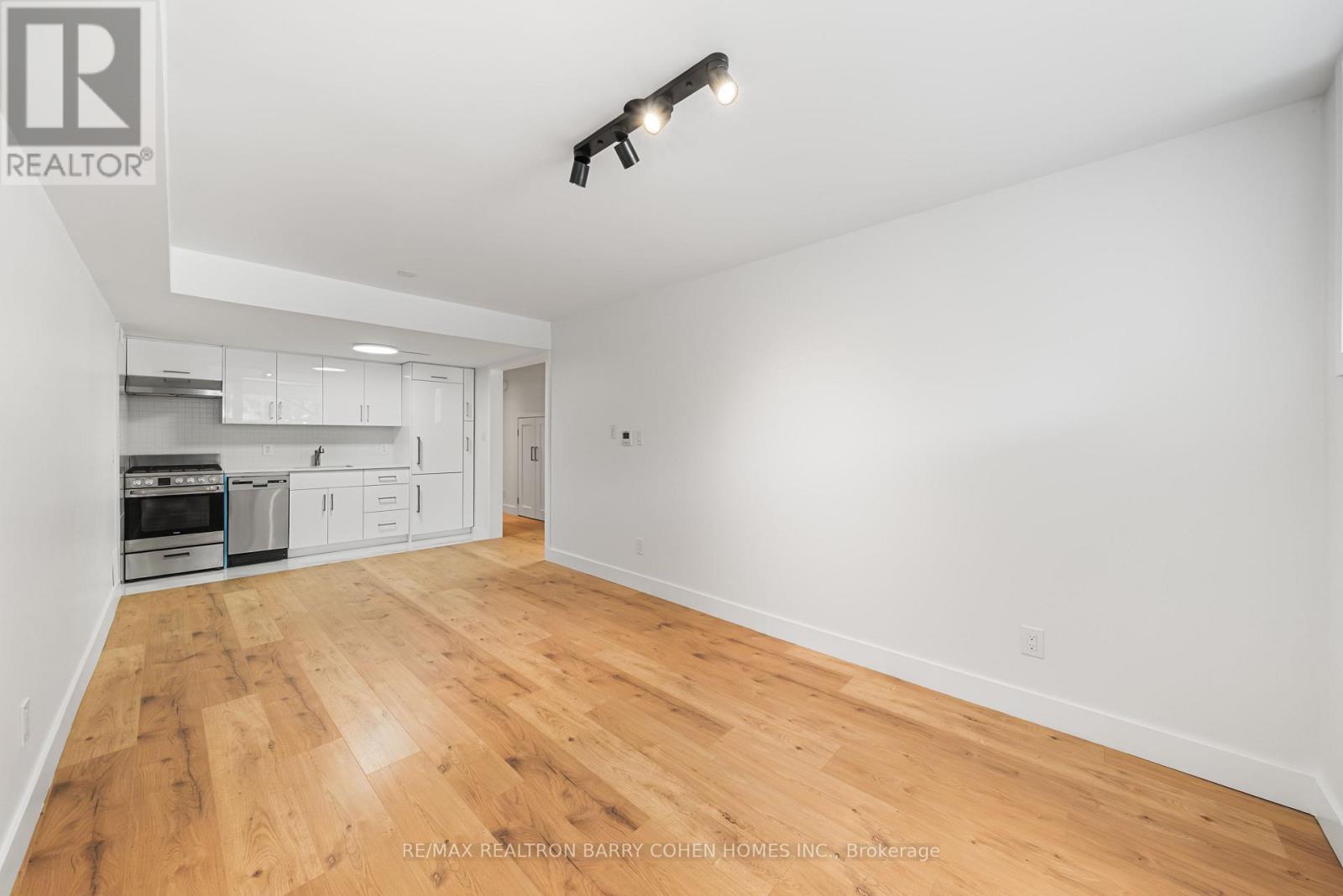 33 LANARK AVENUE - 34