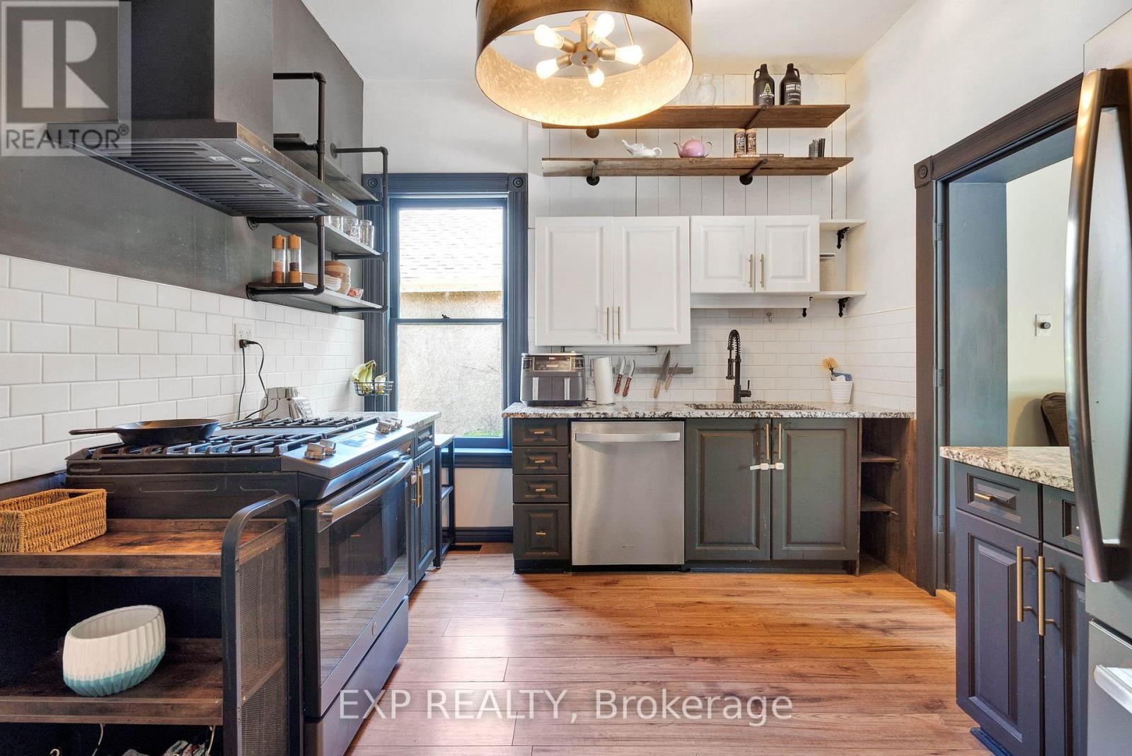 895 DUFFERIN AVENUE - 12