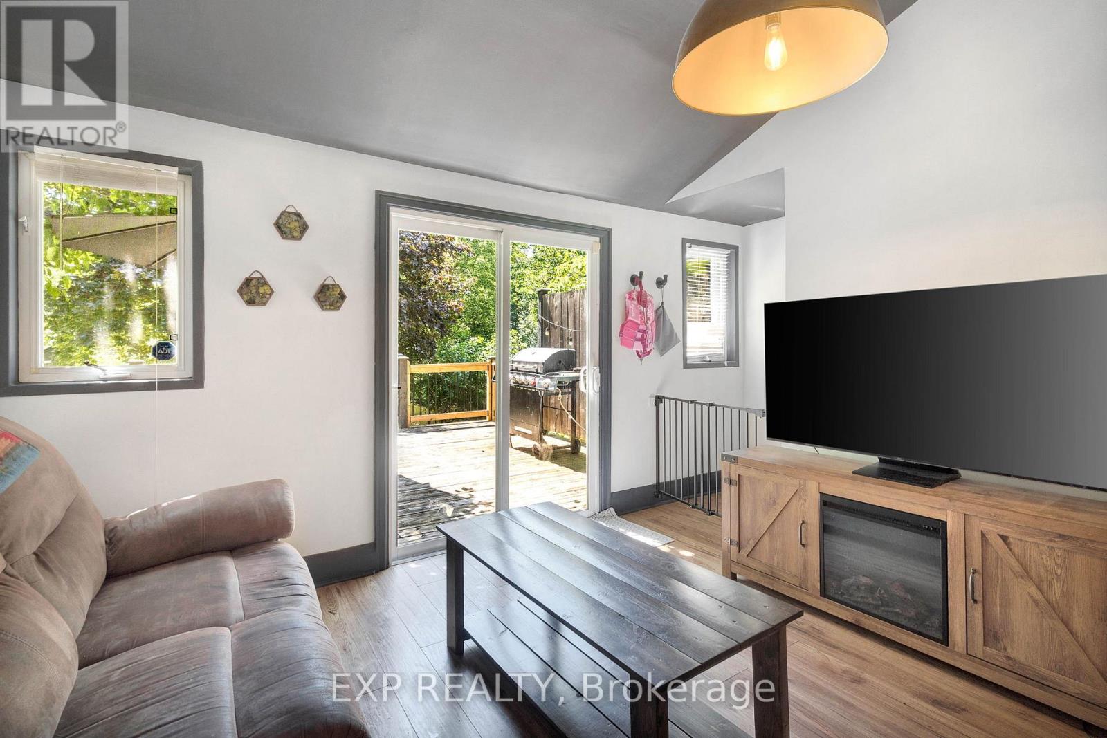 895 DUFFERIN AVENUE - 17