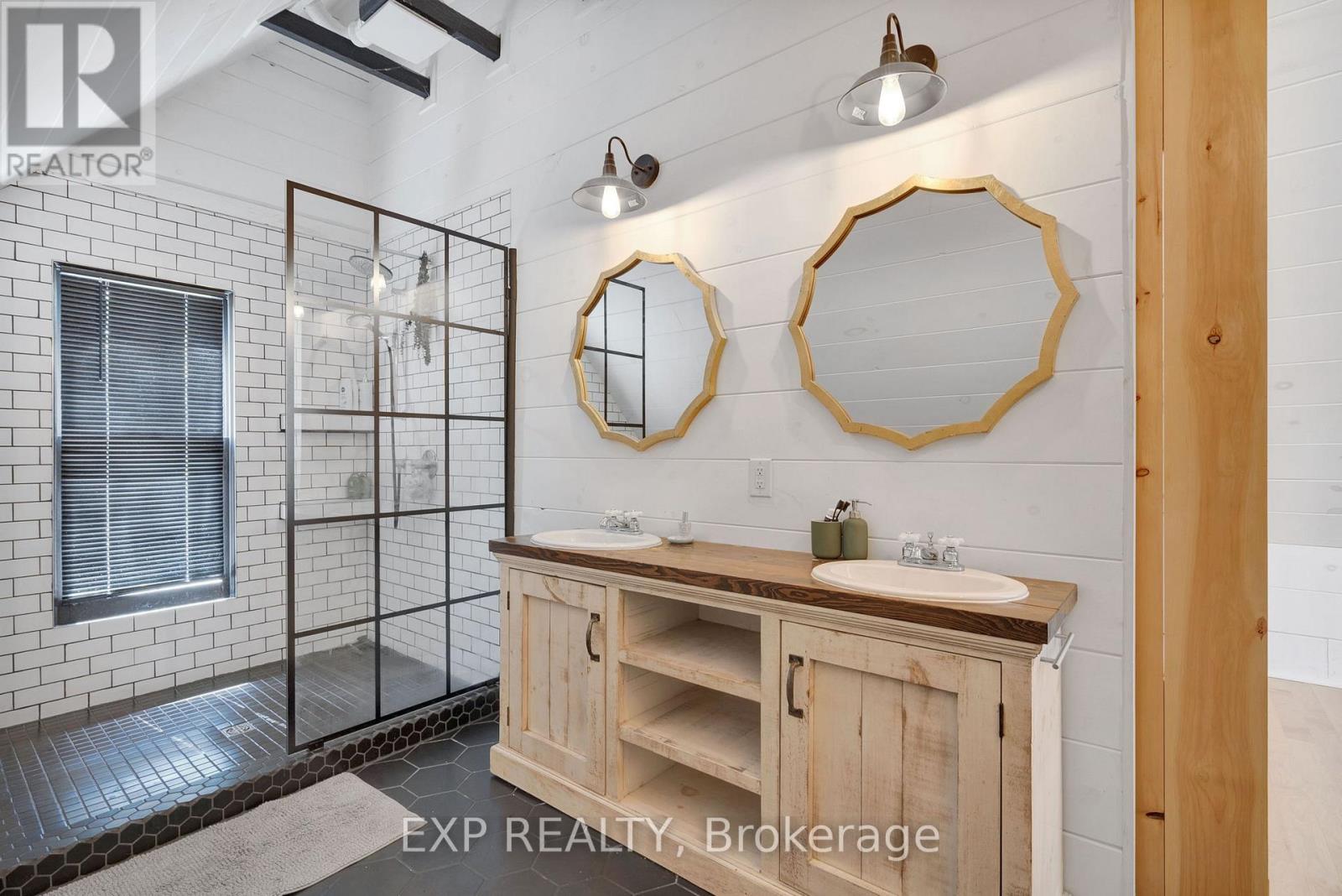 895 DUFFERIN AVENUE - 29
