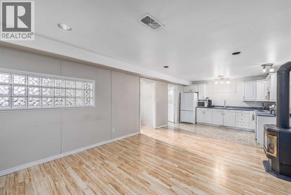 3042 28 Street SW - Image 17