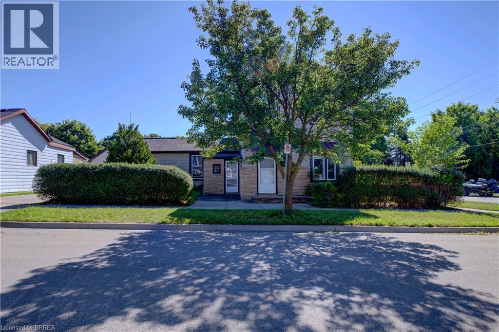 Mature hedge for privacy. Great frontage with private driveway.