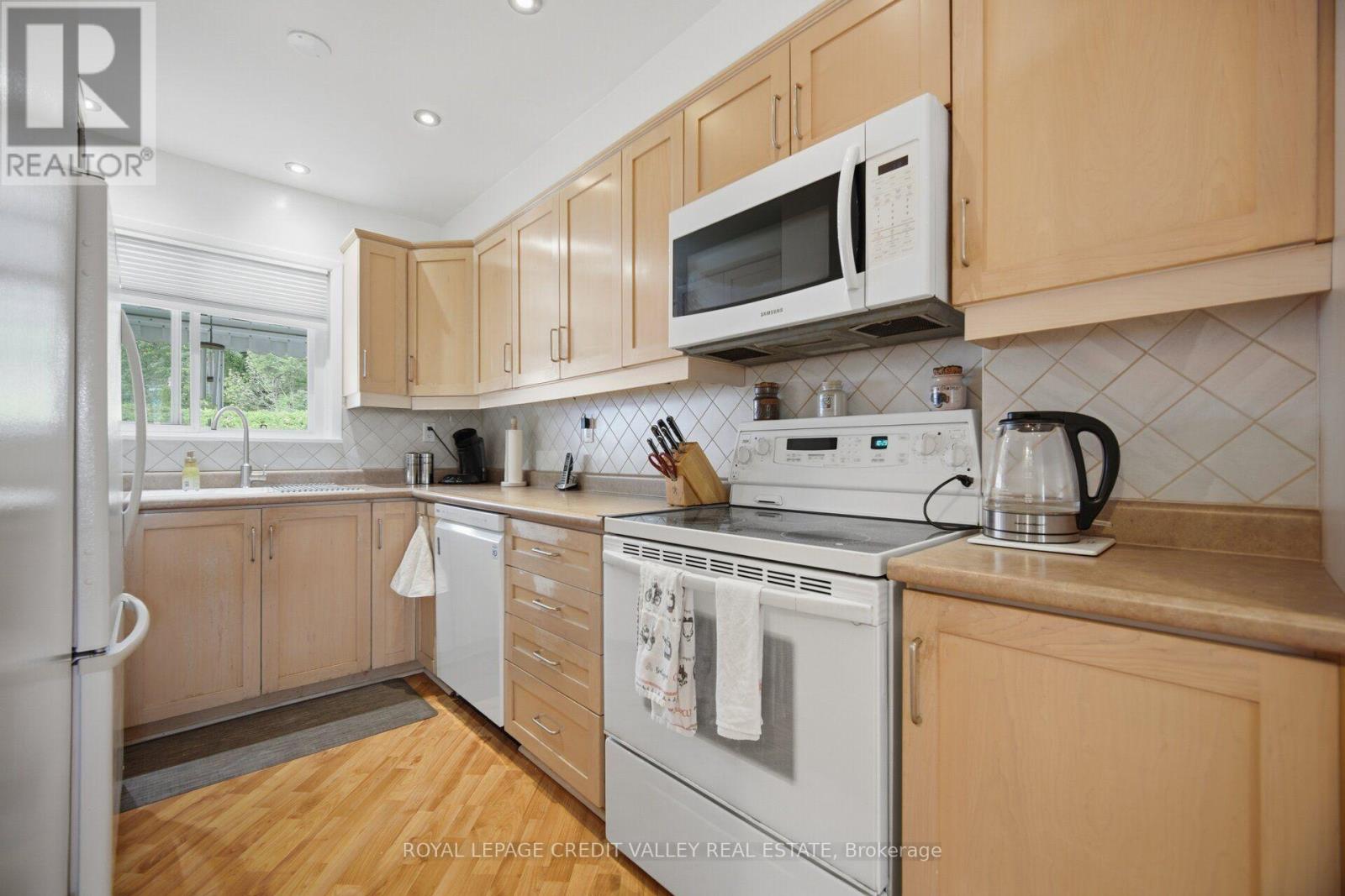 10 GLADSTONE SQUARE - 16