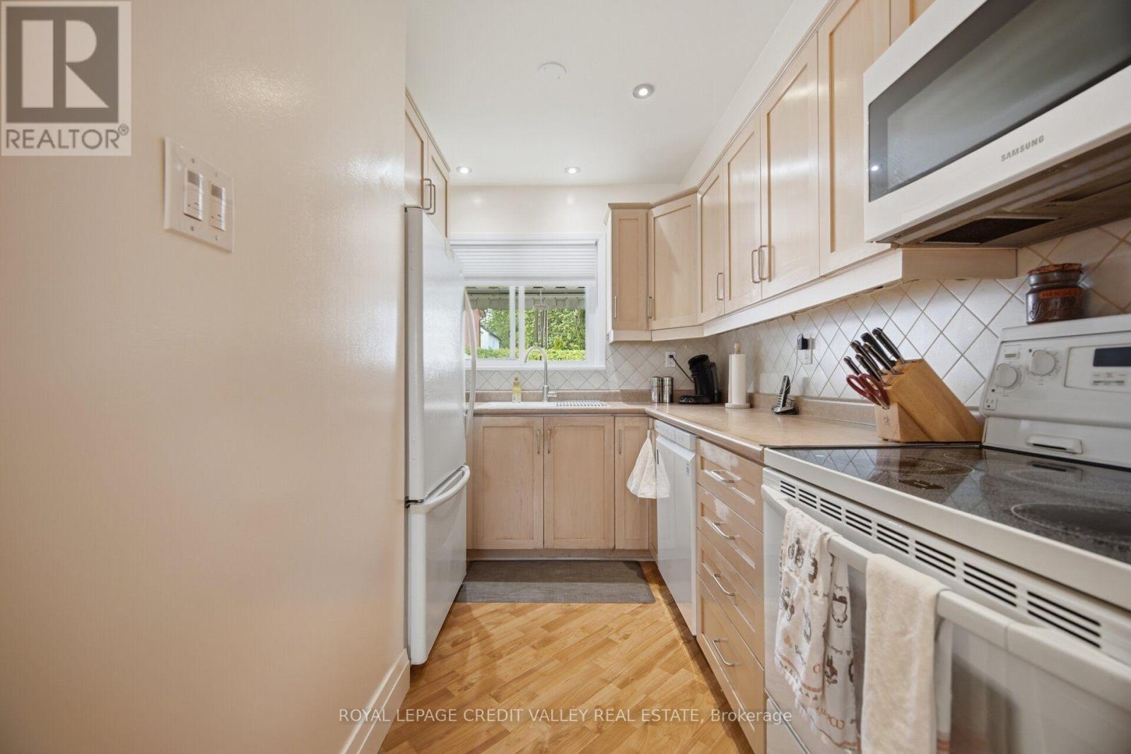 10 GLADSTONE SQUARE - 15