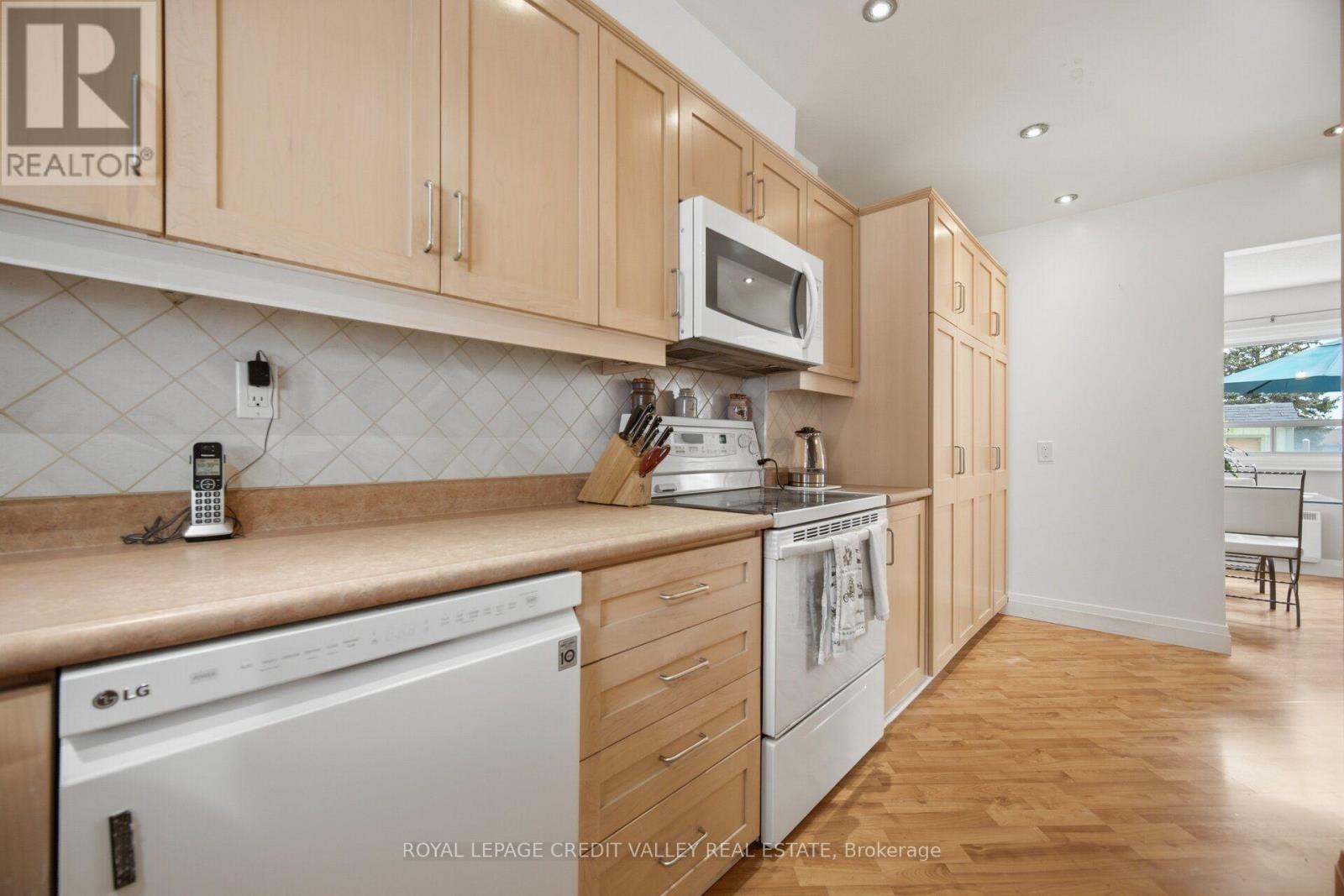10 GLADSTONE SQUARE - 17