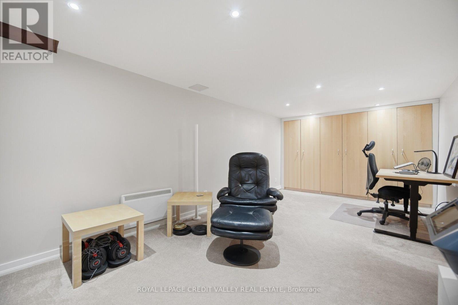 10 GLADSTONE SQUARE - 33