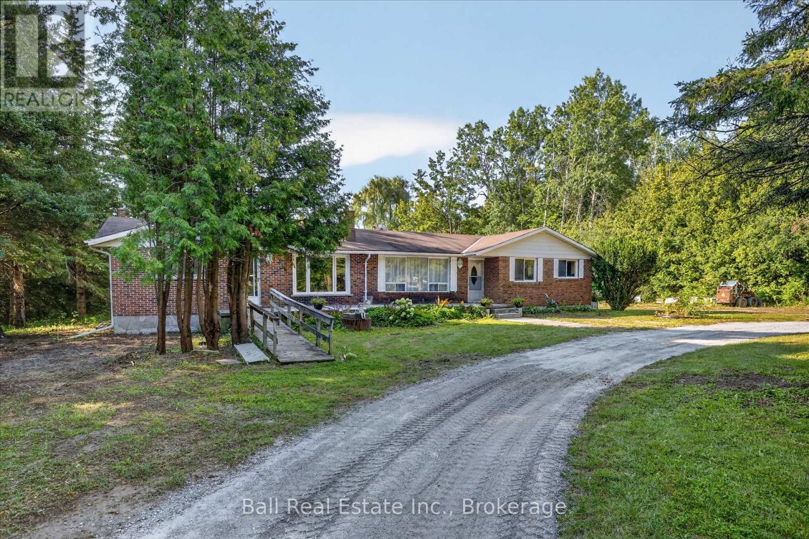 751 FORD CRESCENT - 3