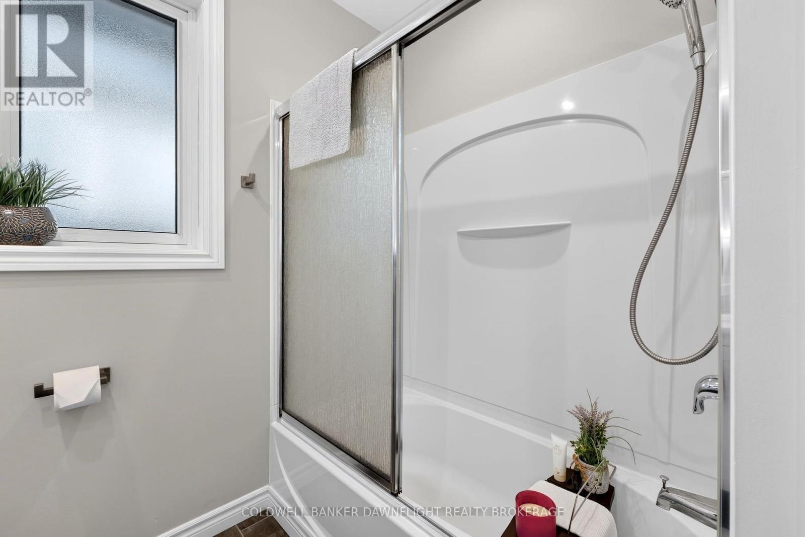 76 SANDERS STREET W - Image 30