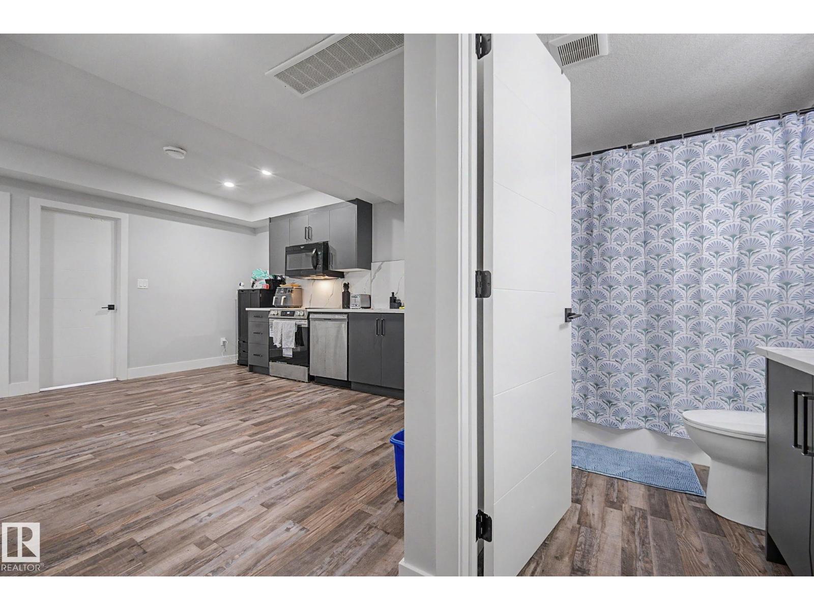 10333 157 ST NW - 35