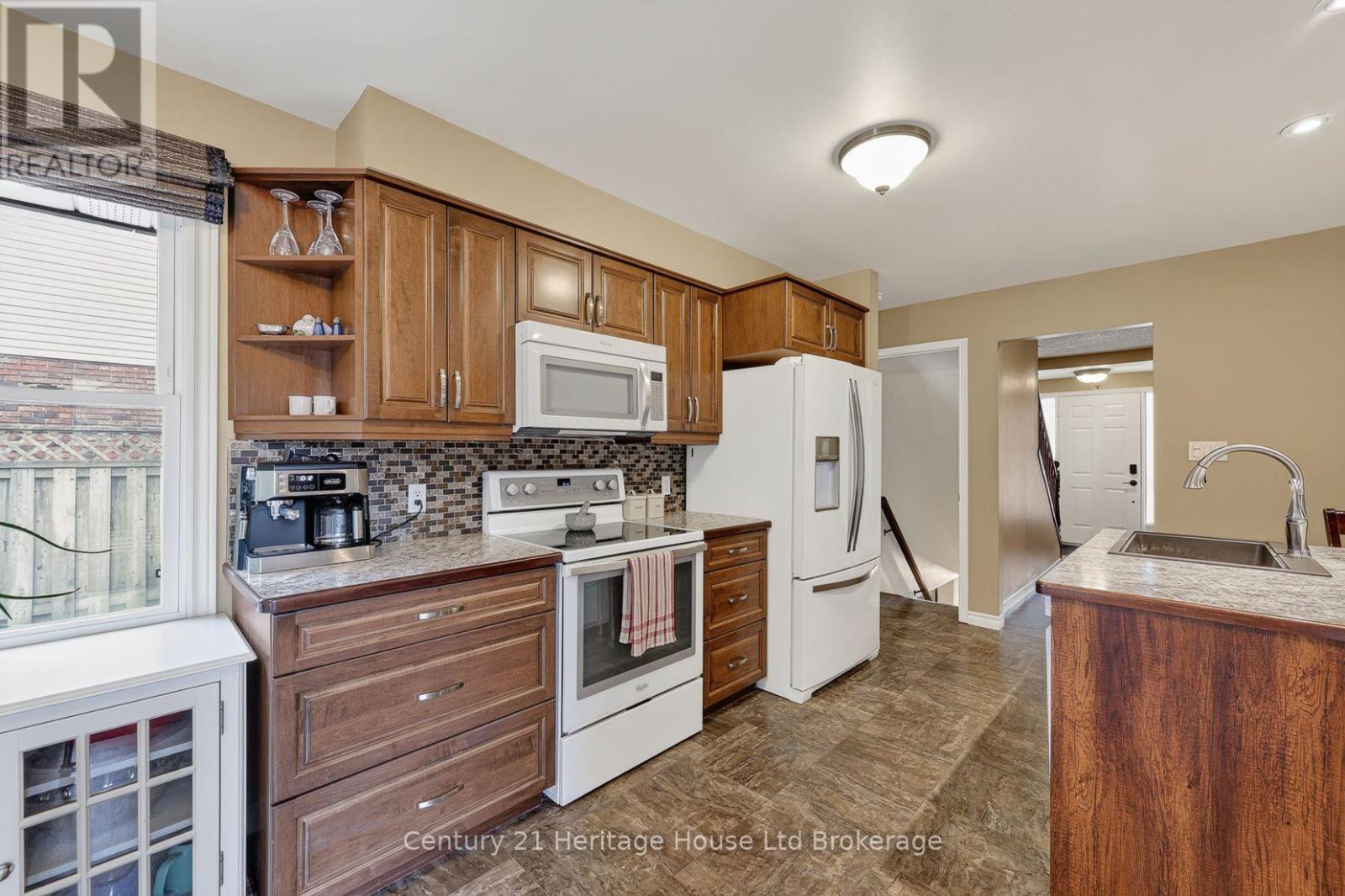 27 SIOUX CRESCENT - Image 3