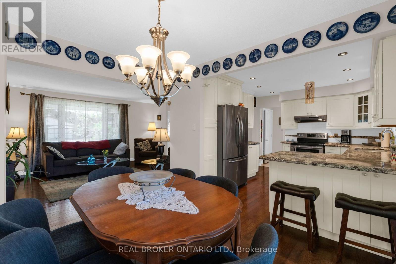 40 FARMINGDALE CRESCENT - 10