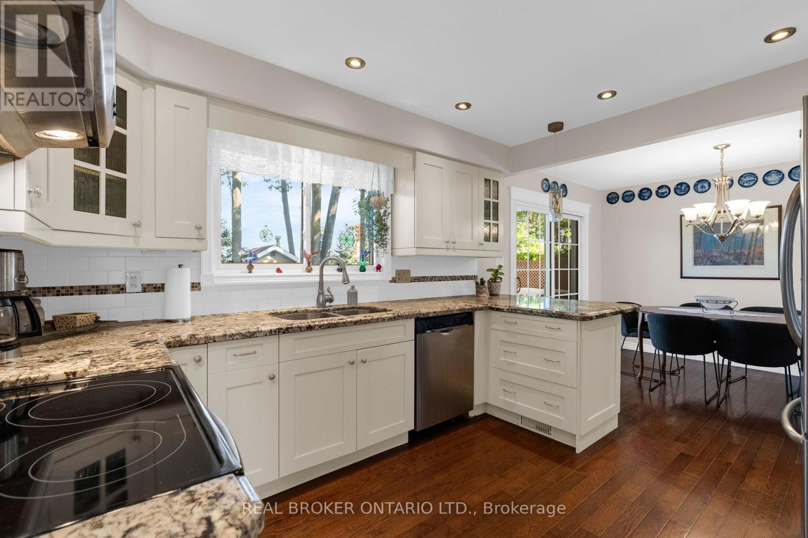40 FARMINGDALE CRESCENT - 14