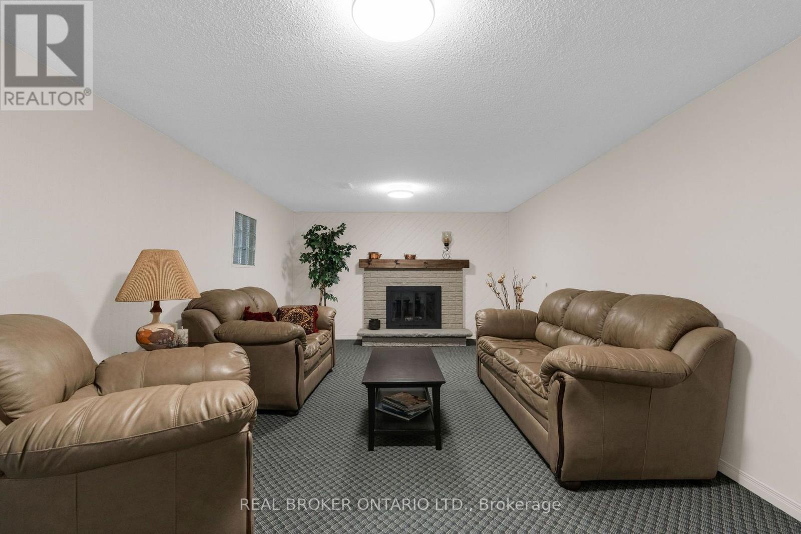 40 FARMINGDALE CRESCENT - 27