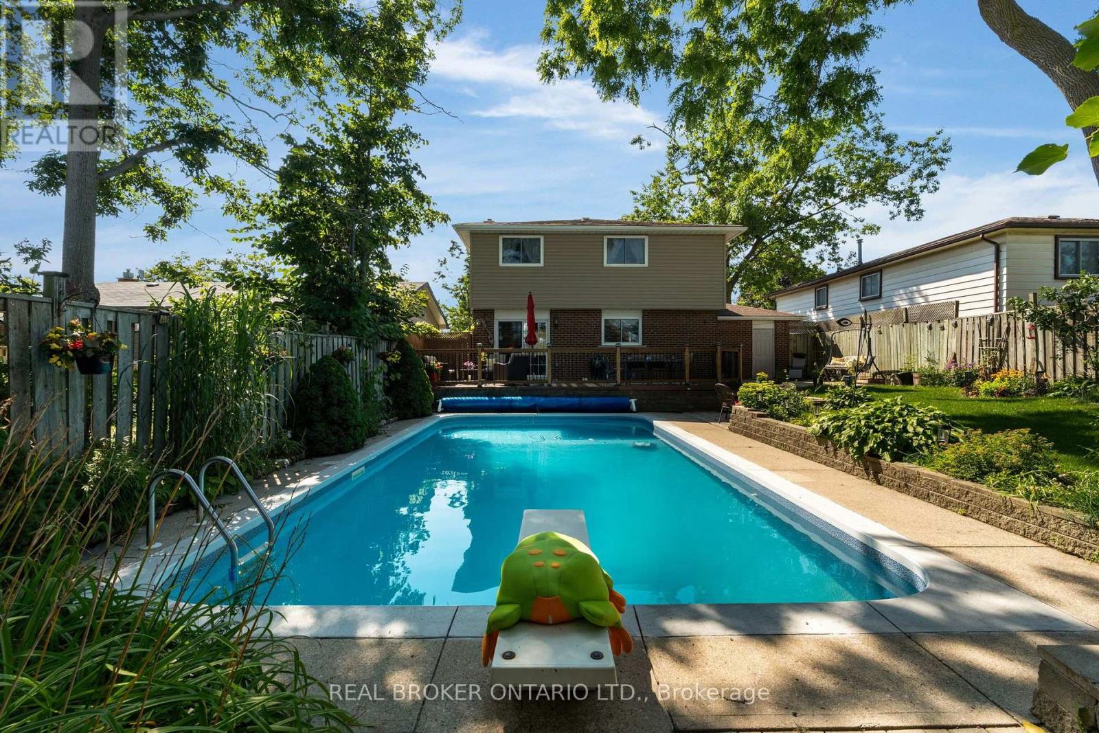 40 FARMINGDALE CRESCENT - 40