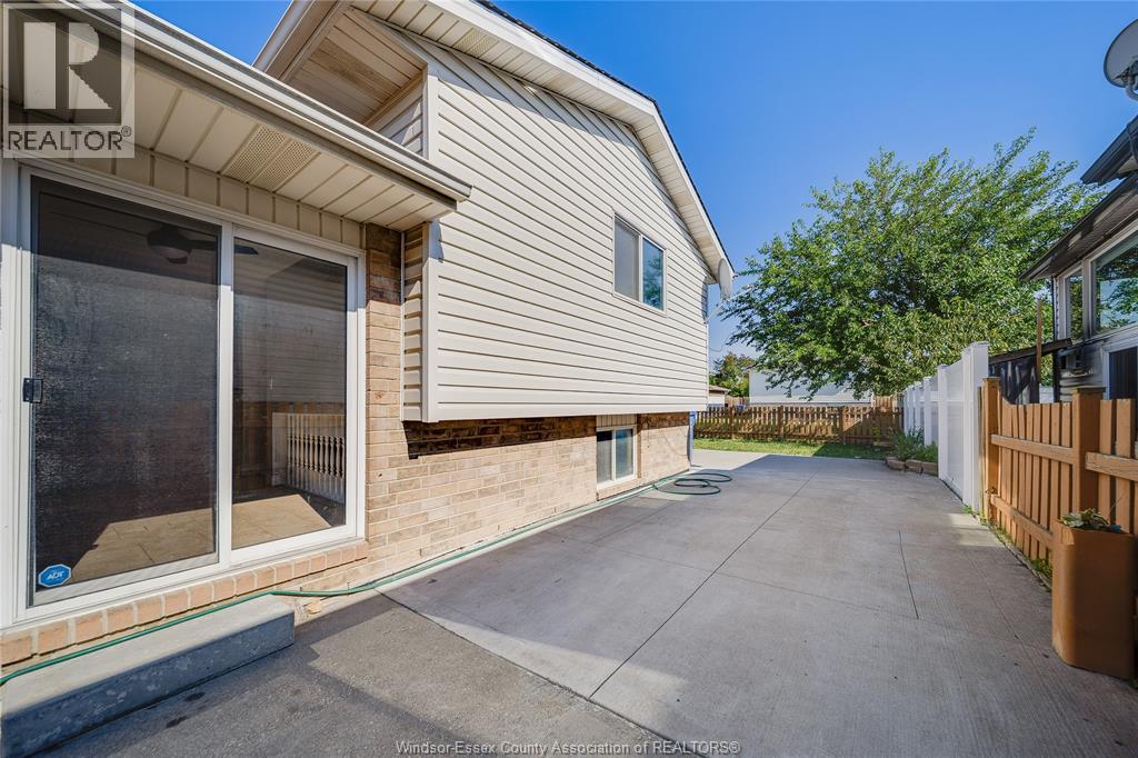 1465 FOSTER AVENUE - 21