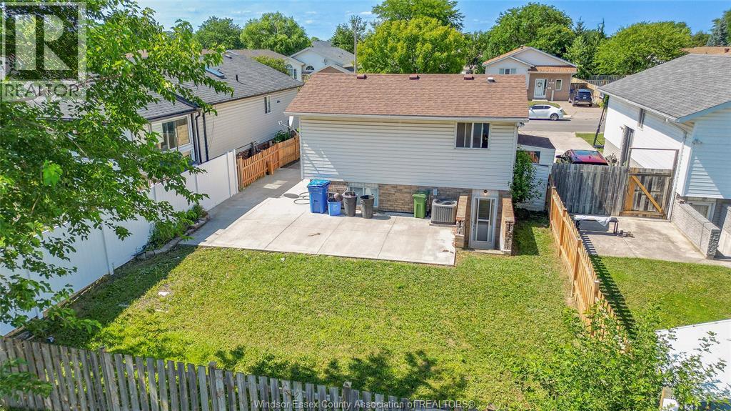 1465 FOSTER AVENUE - 33