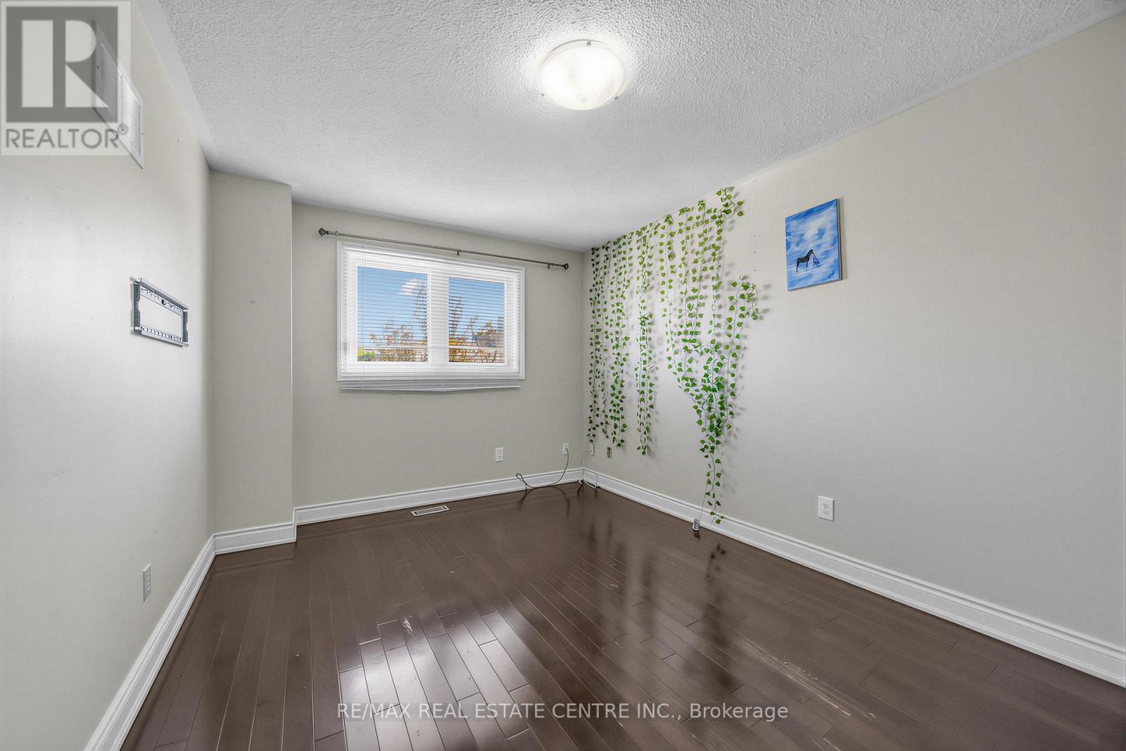 10 DIANE COURT - 32