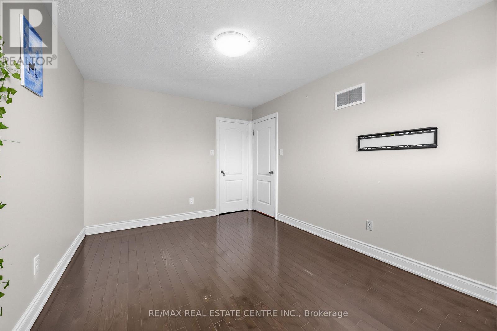 10 DIANE COURT - 33