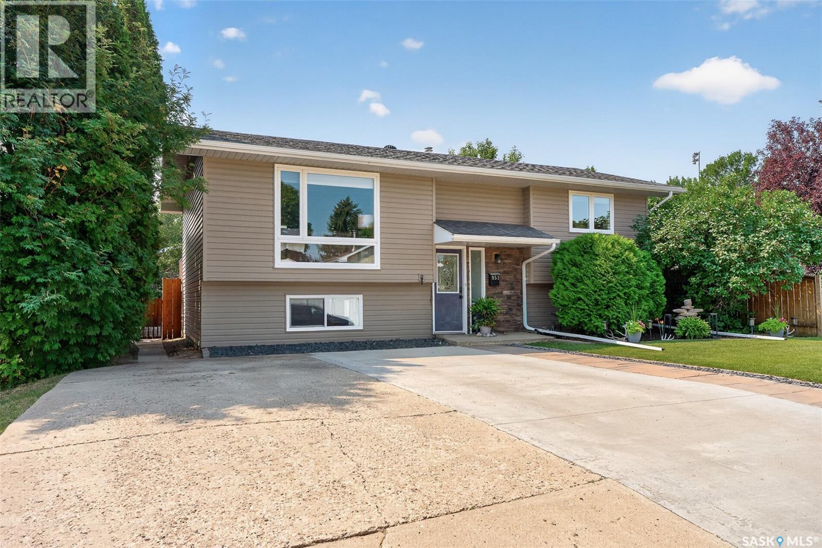 951 Holdsworth CRESCENT, Moose Jaw — photo 2