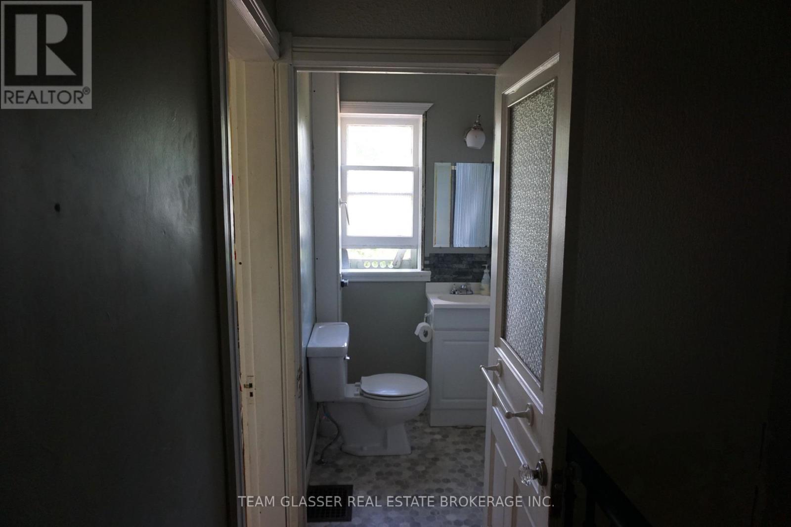324 QUEEN STREET W - 12