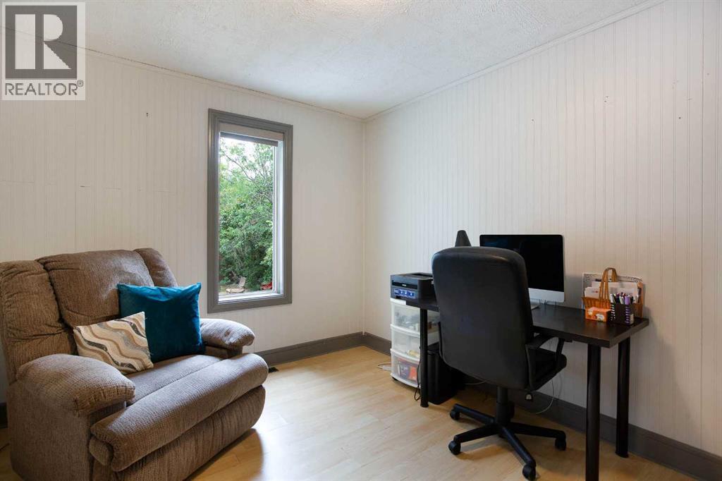 506 8 Avenue NE - 11