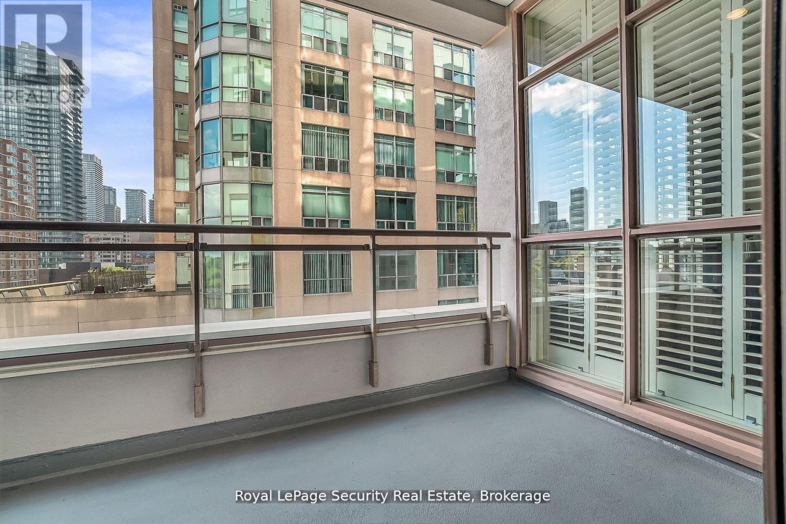 #403 980 YONGE STREET - 32