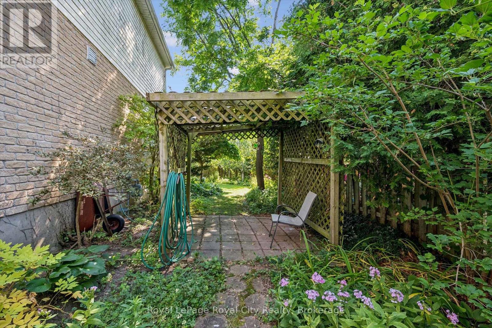 811 EDINBURGH ROAD S - 44