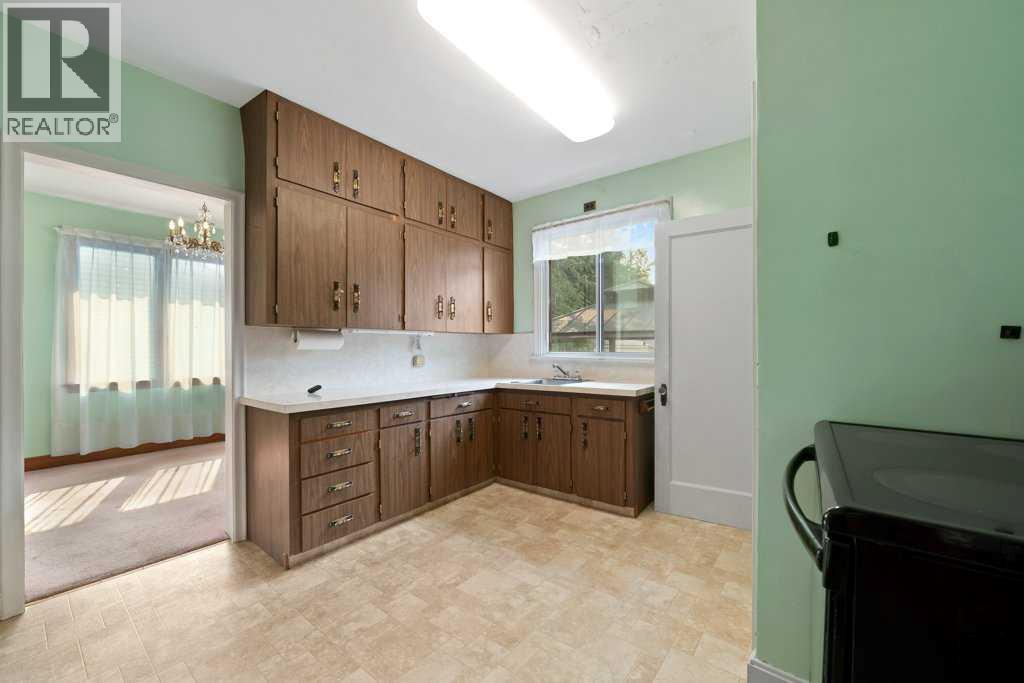 313 6 Street SE - Image 12