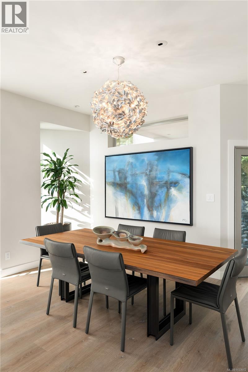 5039 Cordova Bay Rd - Image 11